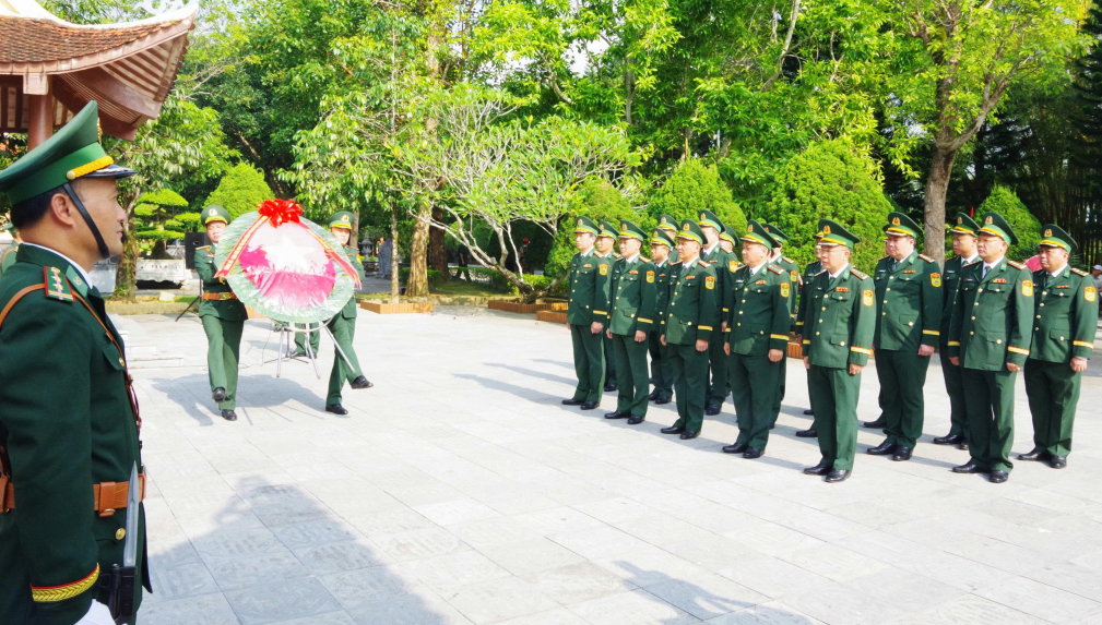 Bộ đội Biên phòng Quảng Ninh dâng hương tri ân các Anh hùng liệt sĩ