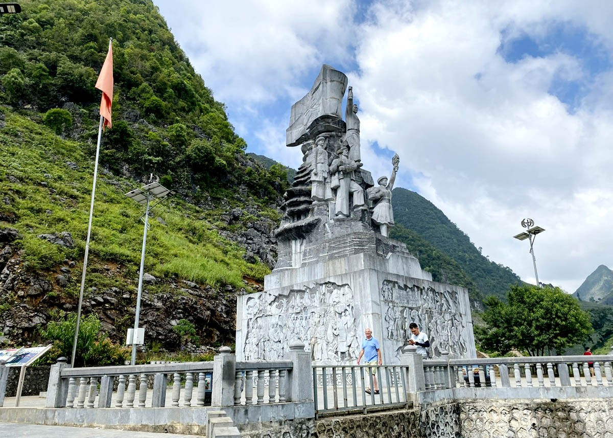 Tuyên Quang công nhận Cụm tượng đài Thanh niên xung phong mở đường Hạnh Phúc là điểm du lịch