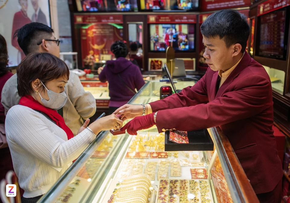 Giá vàng hôm nay 27/7: Đi ngang, chờ quyết định từ Fed