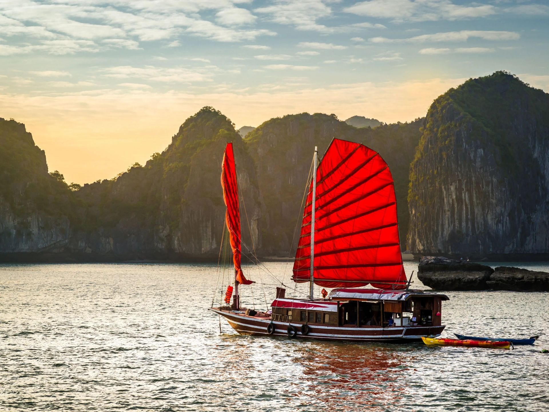 Hạ Long chuẩn bị khai thác tour bình minh trên thuyền buồm di sản
