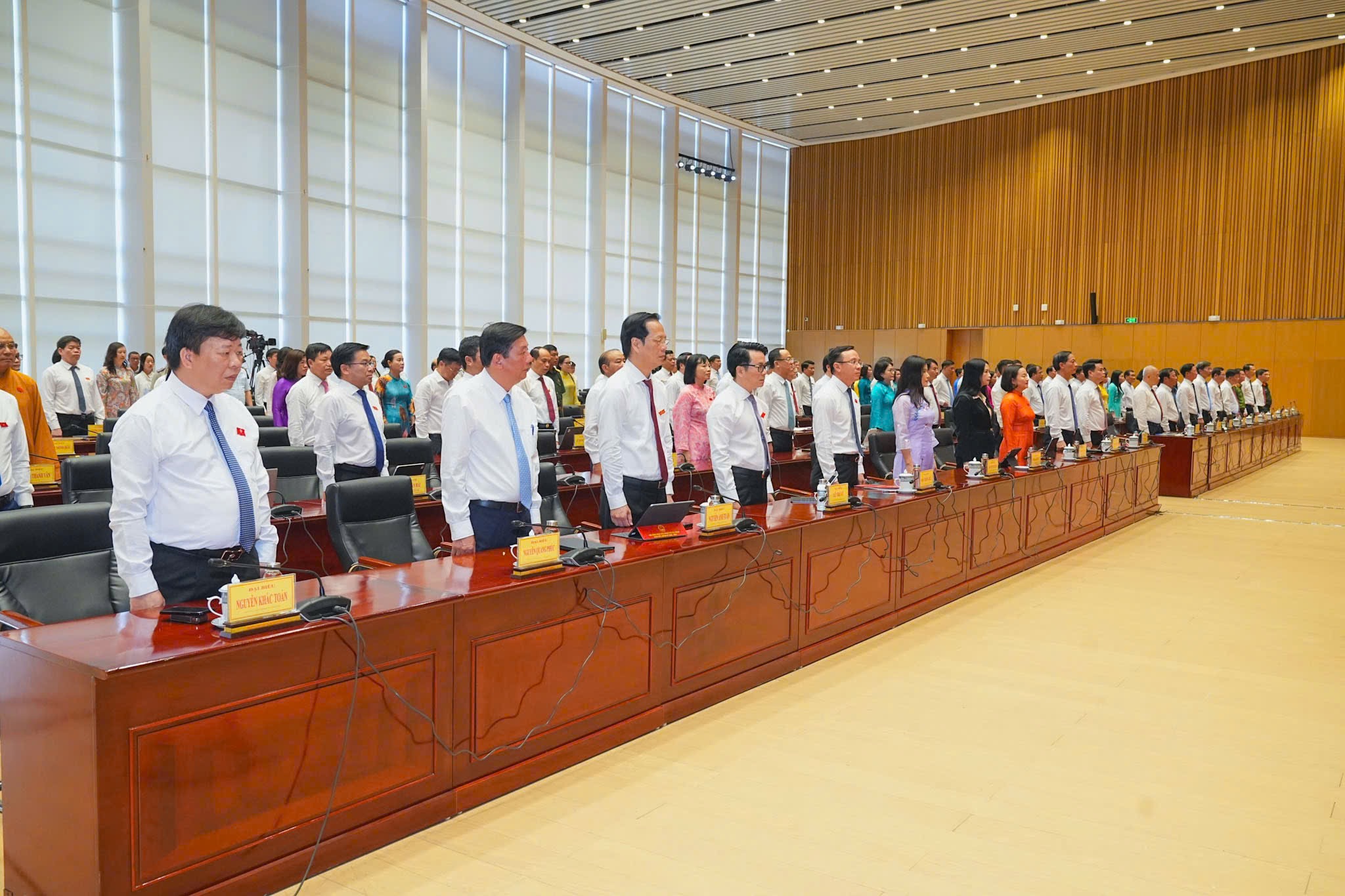 Các đại biểu thực hiện nghi thức chào cờ. Các đại biểu thực hiện nghi thức chào cờ.