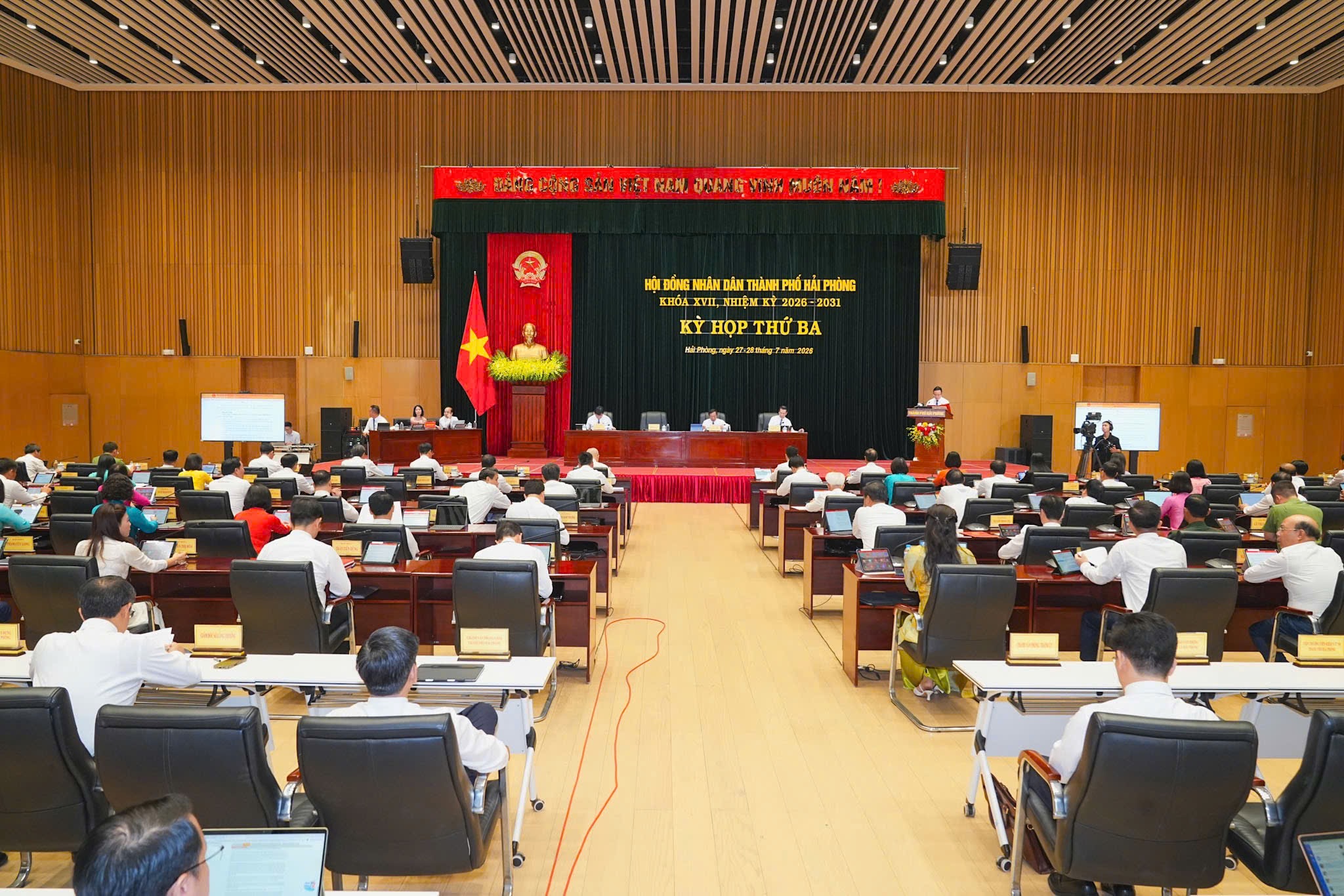 Quang cảnh kỳ họp. Quang cảnh kỳ họp.