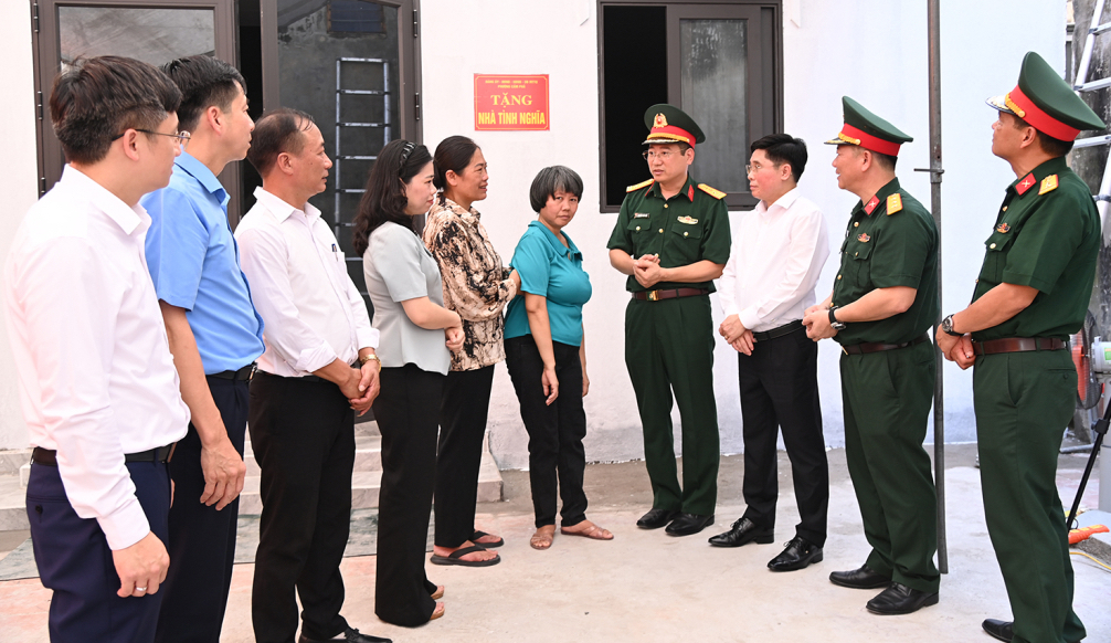 C&aacute;c đại biểu ch&uacute;c mừng gia đ&igrave;nh b&agrave; Đỗ Thị Định tại buổi kh&aacute;nh th&agrave;nh, b&agrave;n giao nh&agrave; t&igrave;nh nghĩa