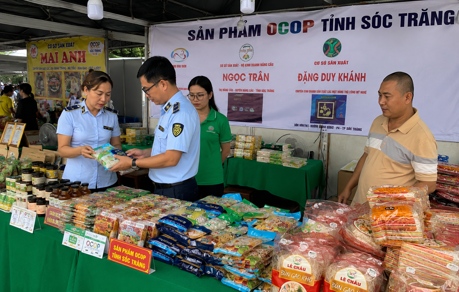 Lực lượng Quản lý thị trường giám sát việc chấp hành quy định pháp luật của các tổ chức cá nhân tham gia trưng bày, mua bán sản phẩm OCOP. (Ảnh: dms.gov.vn) Lực lượng Quản lý thị trường giám sát việc chấp hành quy định pháp luật của các tổ chức cá nhân tham gia trưng bày, mua bán sản phẩm OCOP. (Ảnh: dms.gov.vn)