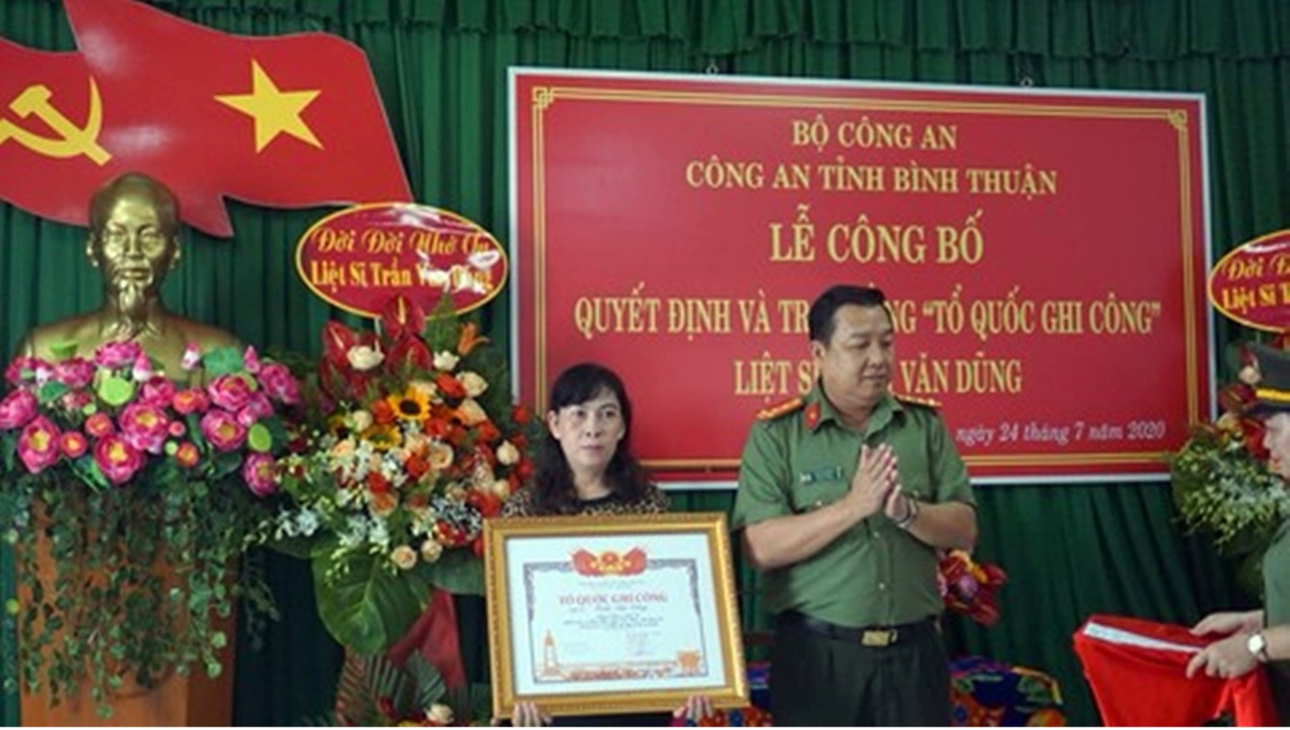 Lễ c&ocirc;ng bố v&agrave; trao Bằng &ldquo;Tổ quốc ghi c&ocirc;ng&rdquo; cho vợ liệt sĩ Trần Văn Dũng