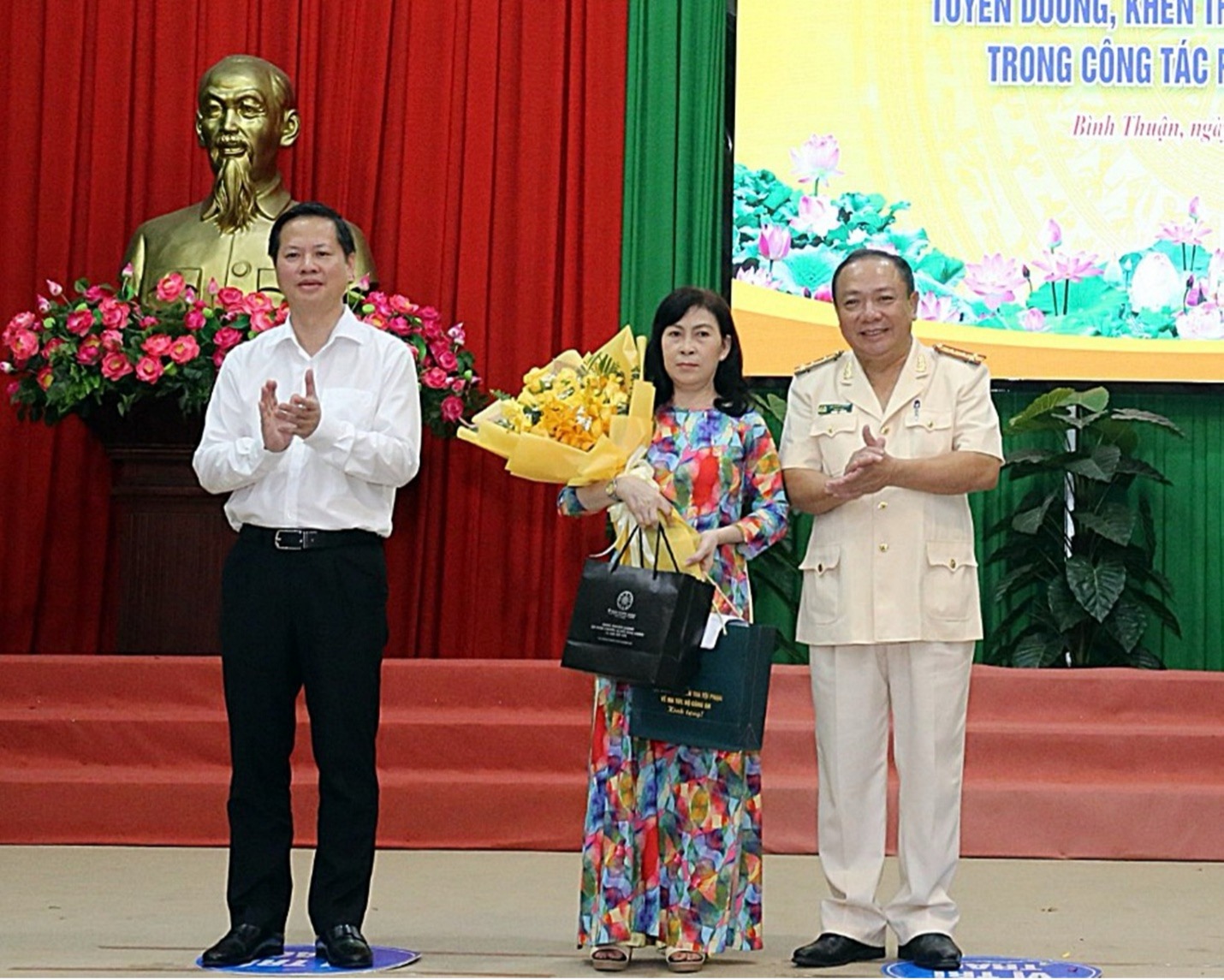 Chủ tịch UBND tỉnh v&agrave; Gi&aacute;m đốc C&ocirc;ng an tỉnh B&igrave;nh Thuận năm 2023 trao tặng qu&agrave; của Bộ C&ocirc;ng an cho vợ liệt sĩ Trần Văn Dũng