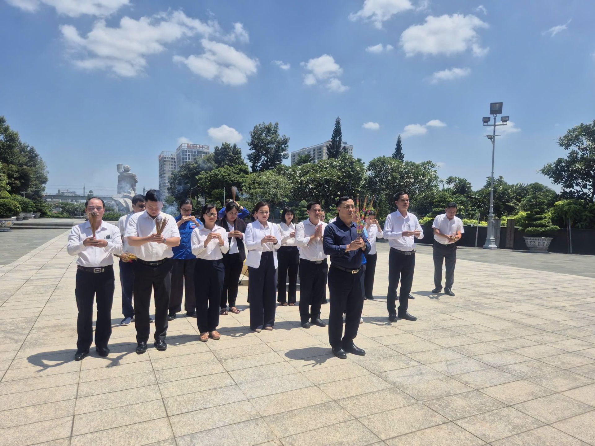 Đoàn Đại biểu SASCO dâng hương, dâng hoa tại nghĩa trang Liệt sĩ TP.HCM Đoàn Đại biểu SASCO dâng hương, dâng hoa tại nghĩa trang Liệt sĩ TP.HCM