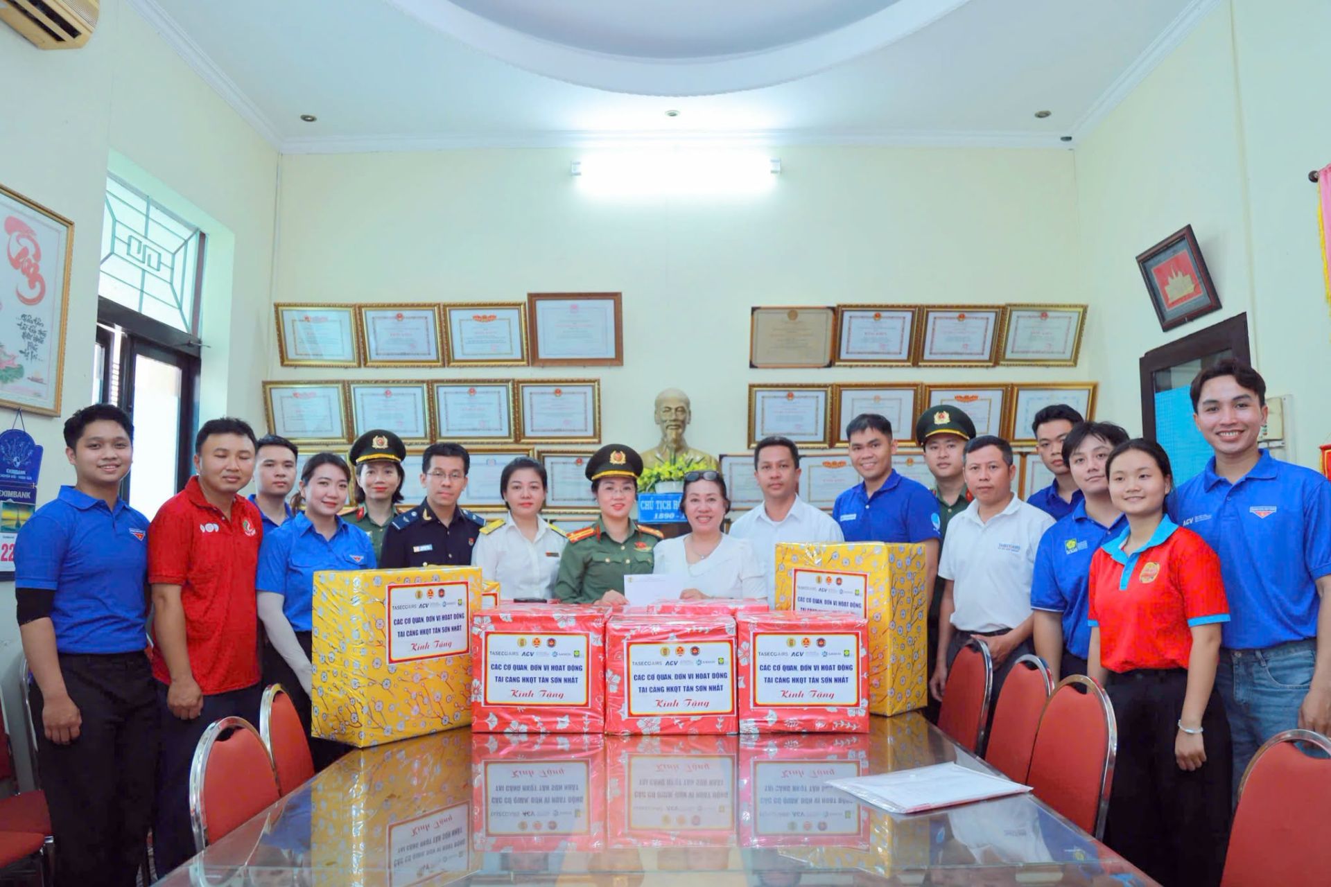 SASCO phối hợp cùng Công an cửa khẩu Cảng HKQT Tân Sơn Nhất thăm và tặng quà đến người có công với cách mạng, thân nhân liệt sĩ tại Viện dưỡng lão Thị Nghè. Ảnh: SASCO SASCO phối hợp cùng Công an cửa khẩu Cảng HKQT Tân Sơn Nhất thăm và tặng quà đến người có công với cách mạng, thân nhân liệt sĩ tại Viện dưỡng lão Thị Nghè. Ảnh: SASCO