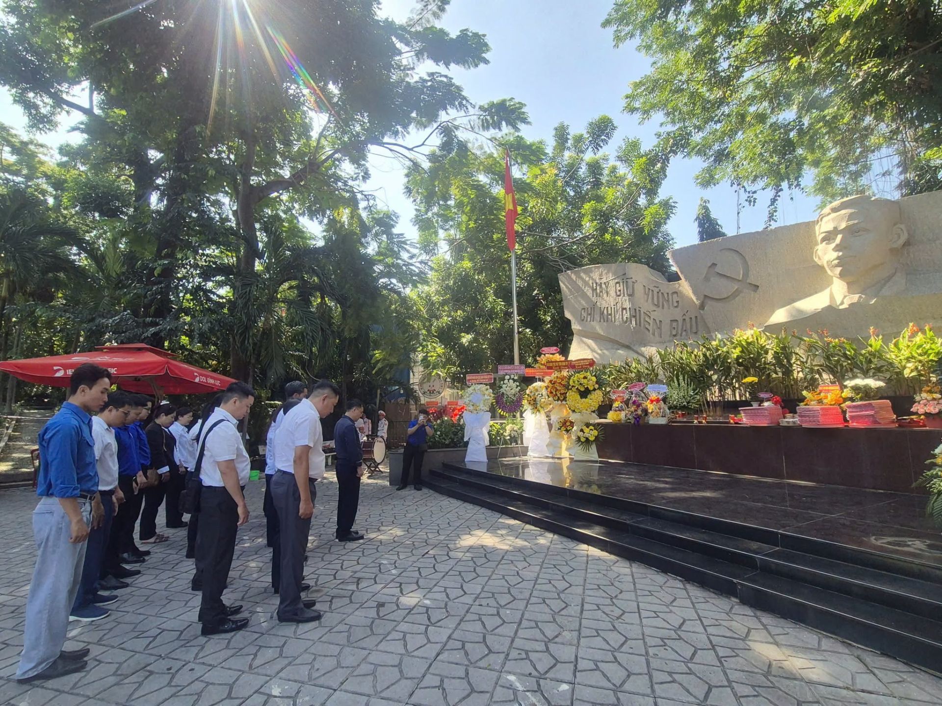 Đoàn Đại biểu SASCO dâng hoa tưởng niệm Cố Tổng Bí thư Trần Phú và các Anh hùng liệt sĩ tại Công viên Lê Thị Riêng. Ảnh: SASCO Đoàn Đại biểu SASCO dâng hoa tưởng niệm Cố Tổng Bí thư Trần Phú và các Anh hùng liệt sĩ tại Công viên Lê Thị Riêng. Ảnh: SASCO