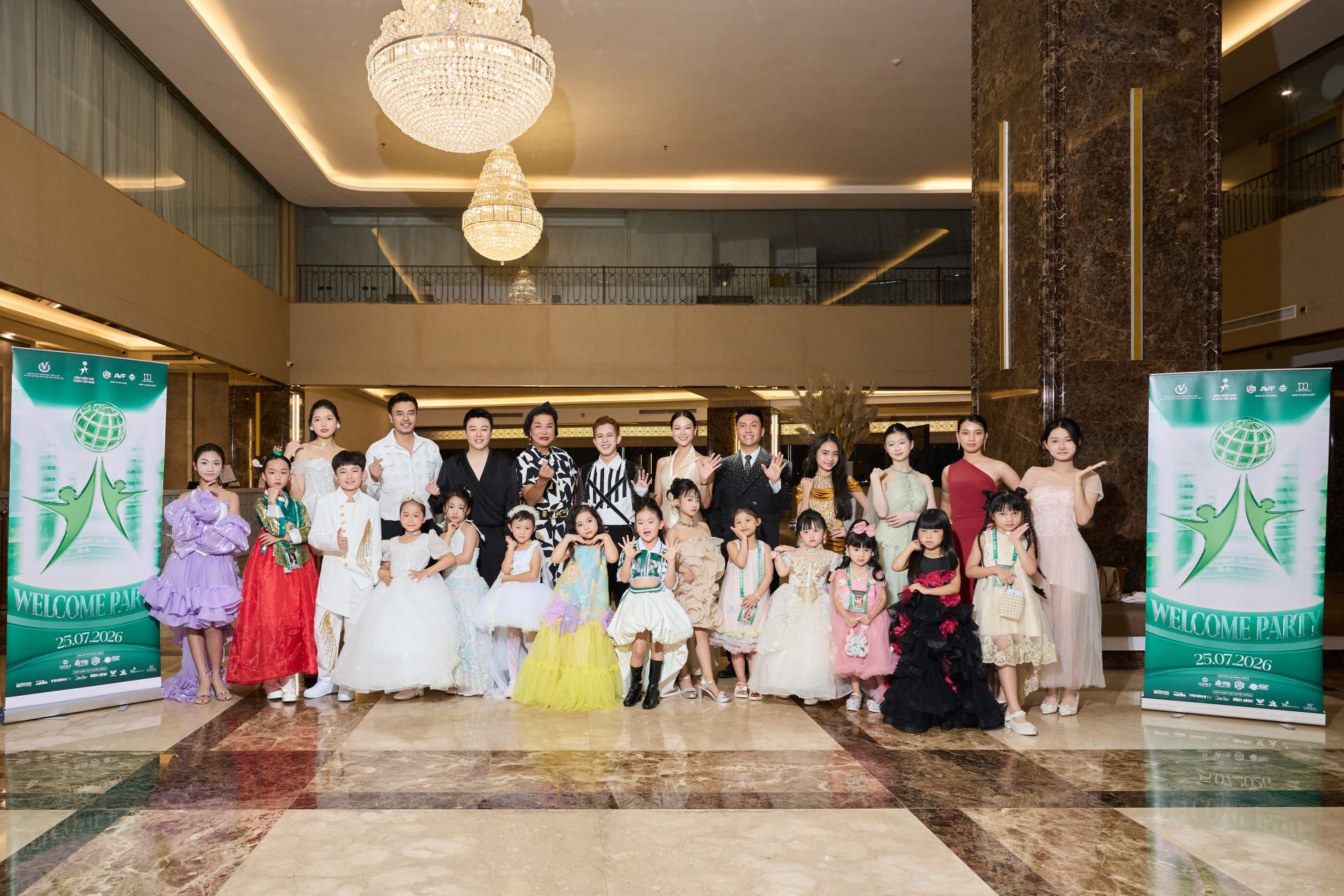 Các Siêu mẫu nhí cùng Ban Giám khảo check-in tại sảnh giao lưu Các Siêu mẫu nhí cùng Ban Giám khảo check-in tại sảnh giao lưu