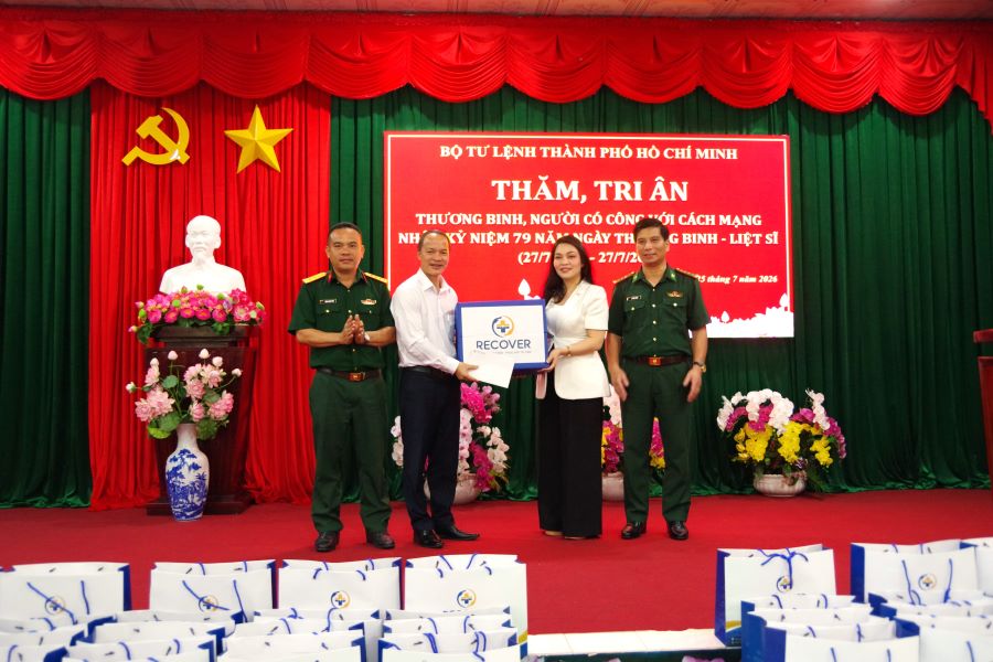 Đoàn c&ocirc;ng tác trao quà tri &acirc;n cho Trung t&acirc;m Điều dưỡng Thương binh v&agrave; Người c&oacute; c&ocirc;ng Long Đất.