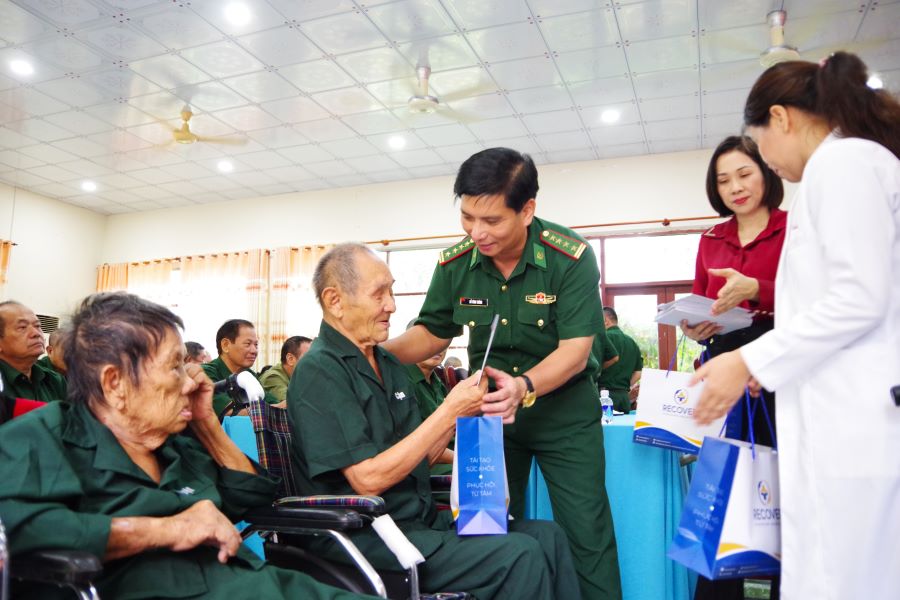 Đại t&aacute; Đỗ Vĩnh Thăng, Ph&oacute; Ch&iacute;nh ủy Bộ Tư lệnh TP.HCM ki&ecirc;m Ch&iacute;nh ủy Ban Chỉ huy Bộ đội Bi&ecirc;n ph&ograve;ng TP.HCM trao tặng quà tri &acirc;n cho c&aacute;c thương binh, bệnh binh v&agrave; người c&oacute; c&ocirc;ng với cách mạng tại bu&ocirc;̉i gặp mặt tri &acirc;n.