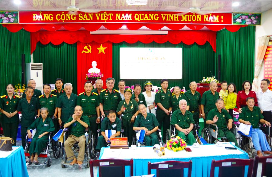 Bộ Tư lệnh TP.HCM trao quà tri ân tại Trung tâm Điều dưỡng thương binh và người có công Long Đất