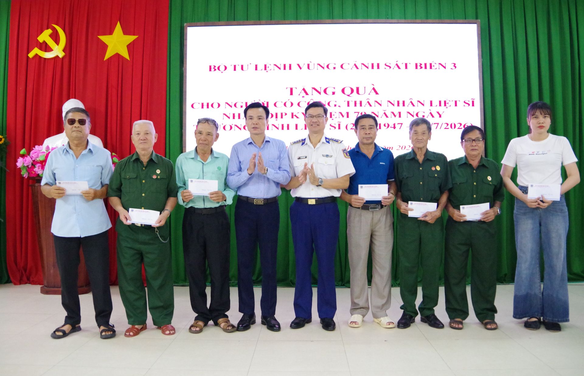 Tặng qu&agrave; gia đ&igrave;nh liệt sĩ, thương binh, người c&oacute; c&ocirc;ng tại phường Phước Thắng Th&agrave;nh phố Hồ Ch&iacute; Minh