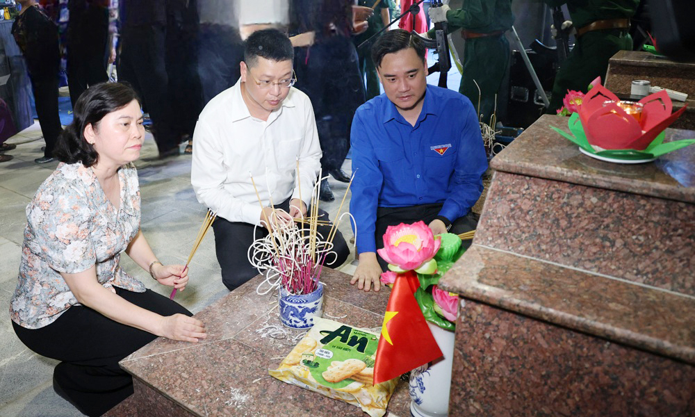Tuổi trẻ Bắc Ninh tổ chức Lễ thắp nến tri ân các Anh hùng liệt sĩ