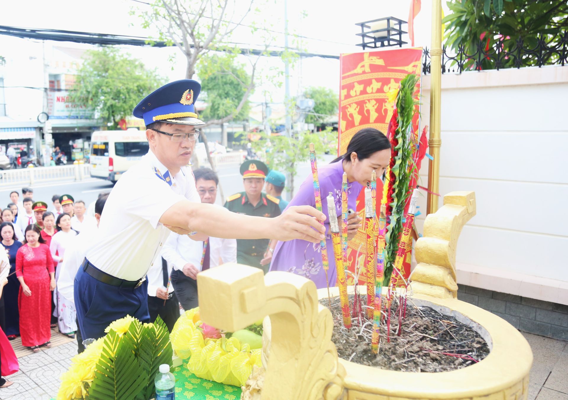 Thủ trưởng Bộ Tư lệnh V&ugrave;ng Cảnh s&aacute;t biển 3 tham gia d&acirc;ng hương tại Bia tưởng niệm Phước Th&agrave;nh