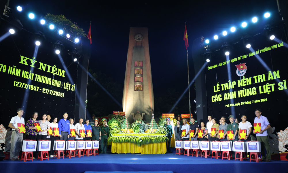 C&aacute;c đại biểu trao di ảnh cho c&aacute;c th&acirc;n nh&acirc;n liệt sĩ.