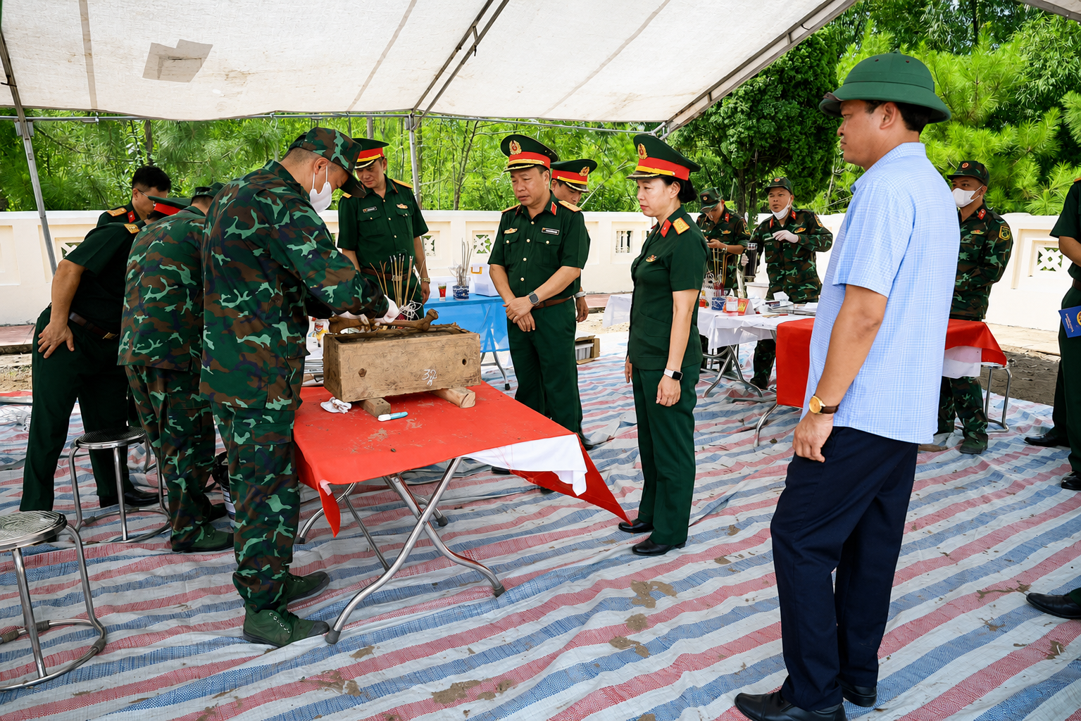 Đo&agrave;n c&ocirc;ng t&aacute;c của Qu&acirc;n khu 2 do đồng ch&iacute; Thiếu tướng Nguyễn Ngọc Ng&acirc;n - Ph&oacute; Chủ nhiệm Ch&iacute;nh trị Qu&acirc;n khu 2 l&agrave;m Trưởng đo&agrave;n đ&atilde; đến kiểm tra c&ocirc;ng t&aacute;c t&igrave;m kiếm, quy tập v&agrave; x&aacute;c định danh t&iacute;nh h&agrave;i cốt liệt sĩ tr&ecirc;n địa b&agrave;n x&atilde; Tu Vũ.