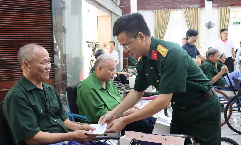 Thượng t&aacute; Vũ Xu&acirc;n Ho&agrave;n, Gi&aacute;m đốc Viettel Bắc Ninh trao qu&agrave; cho c&aacute;c Thương binh.
