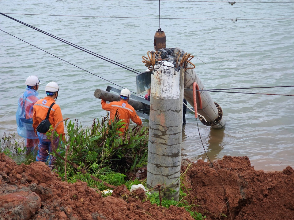 Gi&ocirc;ng b&atilde;o g&acirc;y thiệt hại nghi&ecirc;m trọng cho hệ thống lưới điện