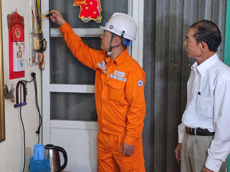C&ocirc;ng t&aacute;c tuy&ecirc;n truyền An to&agrave;n điện đến kh&aacute;ch h&agrave;ng sử dụng điện