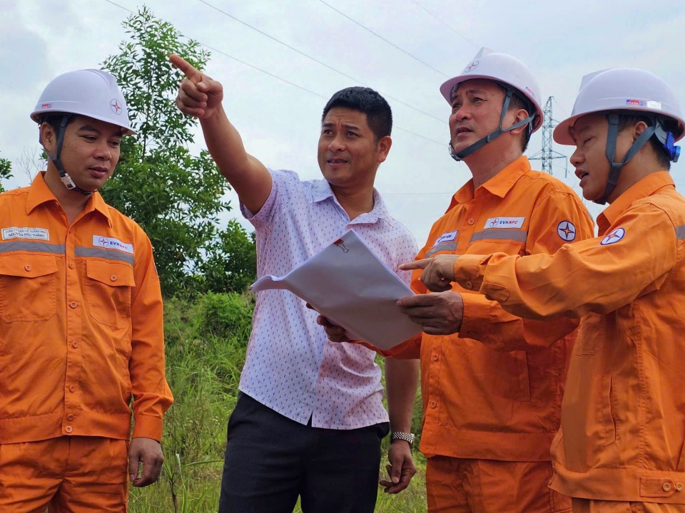 Khi ph&aacute;t hiện những dấu hiệu bất thường, người d&acirc;n cần nhanh ch&oacute;ng th&ocirc;ng b&aacute;o cho ng&agrave;nh Điện