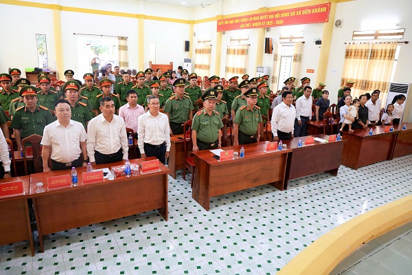Đại biểu v&agrave; th&acirc;n nh&acirc;n liệt sĩ Thiếu t&aacute; Nguyễn Xu&acirc;n Hải đến dự