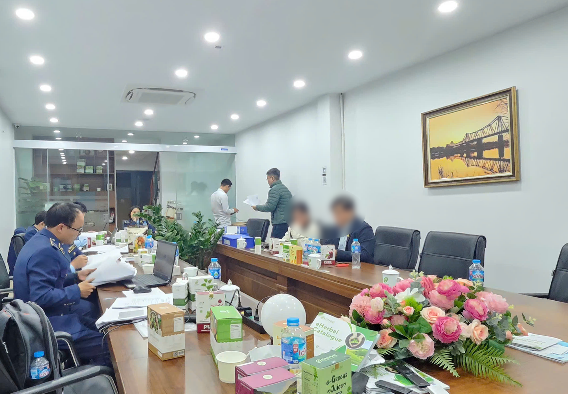 Lực lượng chức năng l&agrave;m việc với
