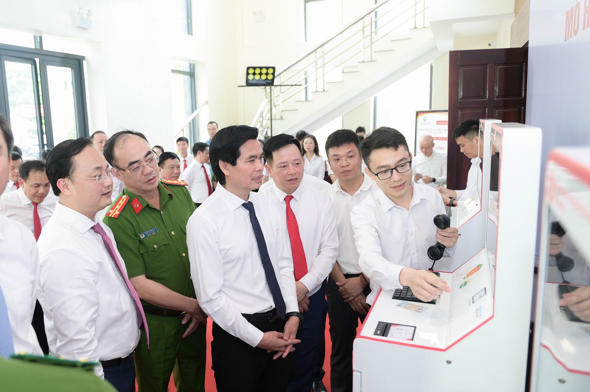 C&aacute;c đại biểu trải nghiệm tiện &iacute;ch tại Trạm dịch vụ c&ocirc;ng số