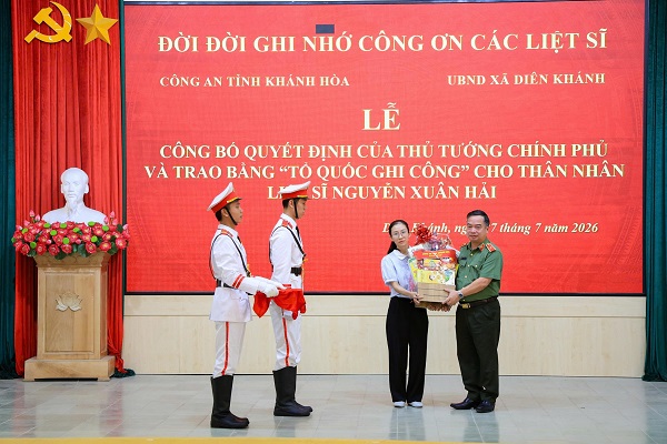 Thiếu tướng Nguyễn Hữu Phước, Ủy vi&ecirc;n Ban Thường vụ Tỉnh ủy, B&iacute; thư Đảng ủy, Gi&aacute;m đốc C&ocirc;ng an tỉnh Kh&aacute;nh H&ograve;a trao qu&agrave; của C&ocirc;ng an tỉnh cho th&acirc;n nh&acirc;n liệt sĩ Thiếu t&aacute; Nguyễn Xu&acirc;n Hải
