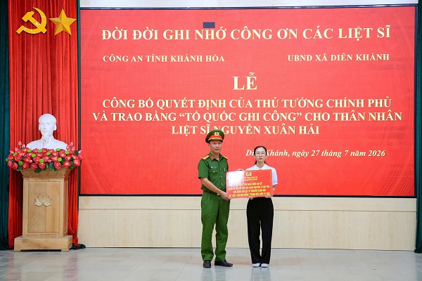 L&atilde;nh đạo C&ocirc;ng an địa phương trao qu&agrave; của C&ocirc;ng an x&atilde; cho th&acirc;n nh&acirc;n liệt sĩ Thiếu t&aacute; Nguyễn Xu&acirc;n Hải