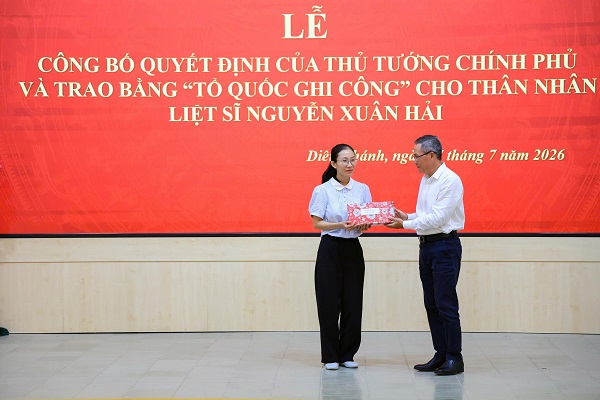 L&atilde;nh đạo địa phương trao qu&agrave; của x&atilde; cho th&acirc;n nh&acirc;n liệt sĩ Thiếu t&aacute; Nguyễn Xu&acirc;n Hải