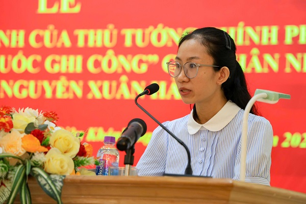 chị L&ecirc; Thị Th&ugrave;y H&acirc;n- vợ liệt sĩ Thiếu t&aacute; Nguyễn Xu&acirc;n Hải ph&aacute;t biểu cảm ơn