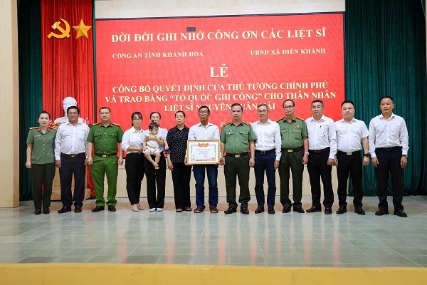 C&aacute;c vị l&atilde;nh đạo đến dự lễ, chụp ảnh lưu niệm với th&acirc;n nh&acirc;n liệt sĩ Thiếu t&aacute; Nguyễn Xu&acirc;n Hải