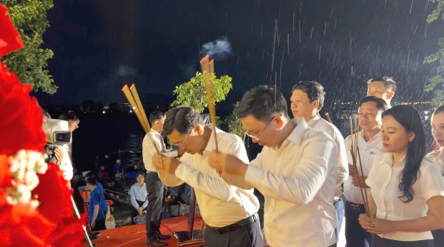 Uỷ vi&ecirc;n Ban Thường vụ Th&agrave;nh uỷ - Ph&oacute; Chủ tịch Thường trực HĐND TP. Đ&agrave; Nẵng Trần Phước Sơn v&agrave; &ocirc;ng Ho&agrave;ng Th&agrave;nh H&ograve;a B&iacute; thư phường Hải V&acirc;n.