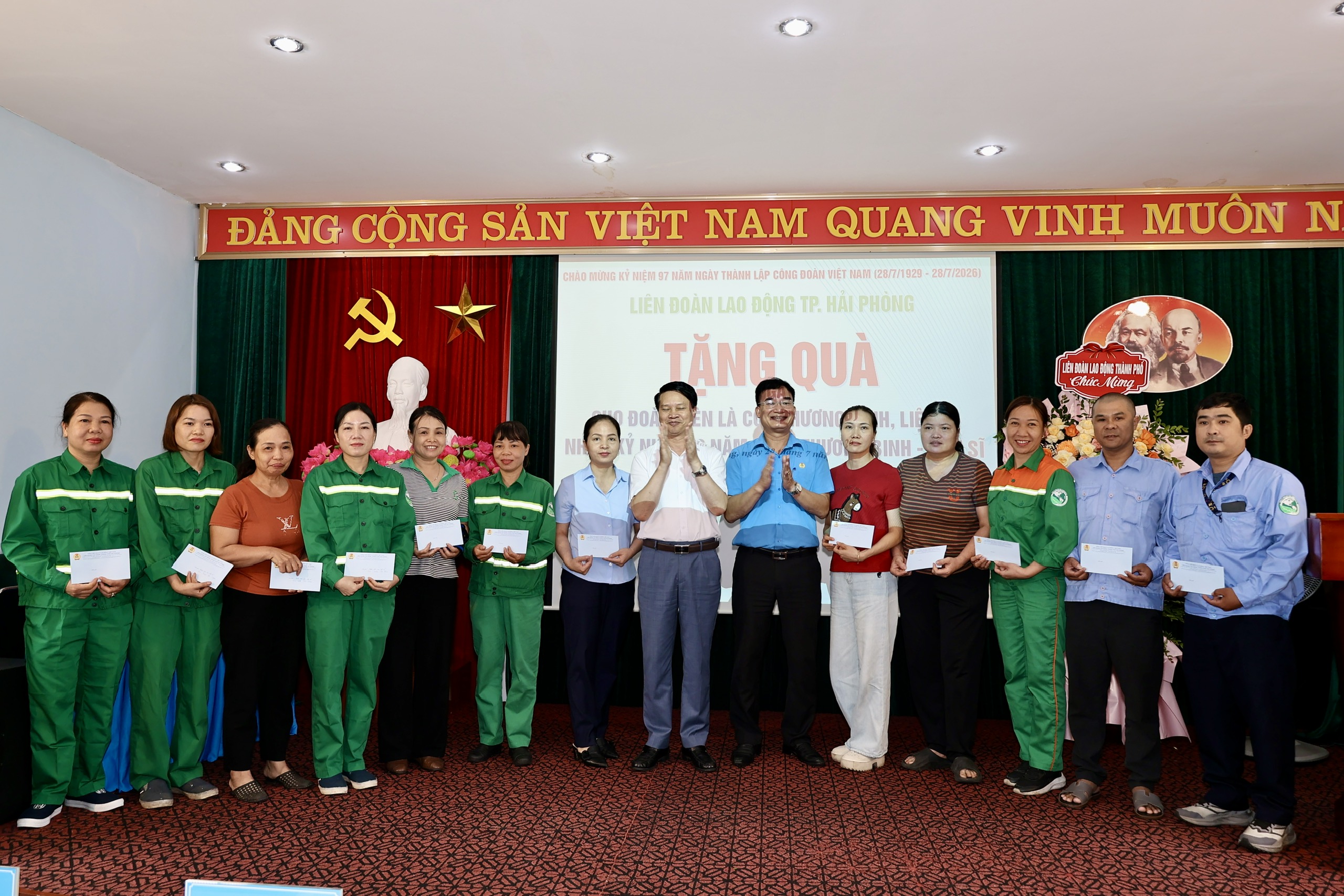 L&atilde;nh đạo phường Hồng B&agrave;ng v&agrave; L&atilde;nh đạo LĐLĐ th&agrave;nh phố trao qu&agrave; cho con thương binh, liệt sĩ.