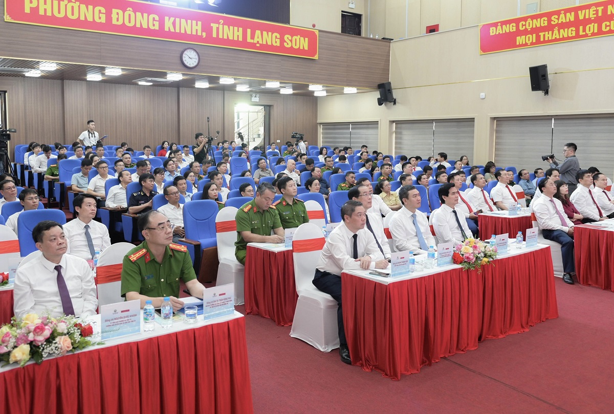 C&aacute;c đại biểu dự Lễ khai trương M&ocirc; h&igrave;nh Trạm dịch vụ c&ocirc;ng số tại tỉnh Lạng Sơn