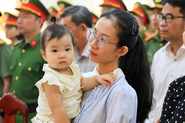 Vợ con Liệt sĩ Thiếu t&aacute; Nguyễn Xu&acirc;n Hải dự lễ