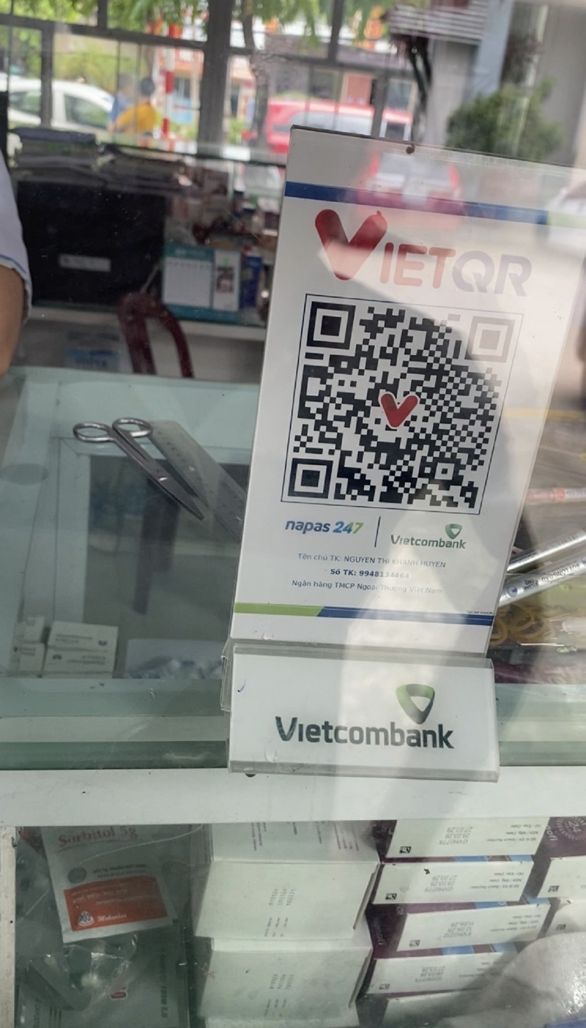 Mặc d&ugrave; tr&ecirc;n biển hiệu v&agrave; đồng phục nh&acirc;n vi&ecirc;n thể hiện đ&acirc;y l&agrave; quầy thuốc của bệnh viện, tuy nhi&ecirc;n việc thu tiền mặt, kh&ocirc;ng xuất h&oacute;a đơn b&aacute;n h&agrave;ng v&agrave; thu tiền qua t&agrave;i khoản ng&acirc;n h&agrave;ng c&aacute; nh&acirc;n đặt ra nhiều dấu hỏi lớn, rất cần lực lượng chức năng v&agrave;o cuộc l&agrave;m r&otilde;