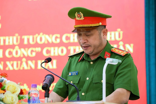 Đại t&aacute; Trần Minh Tr&uacute;c- Ph&oacute; Gi&aacute;m đốc C&ocirc;ng an tỉnh Kh&aacute;nh H&ograve;a c&ocirc;ng bố Quyết định của Thủ tướng Ch&iacute;nh phủ