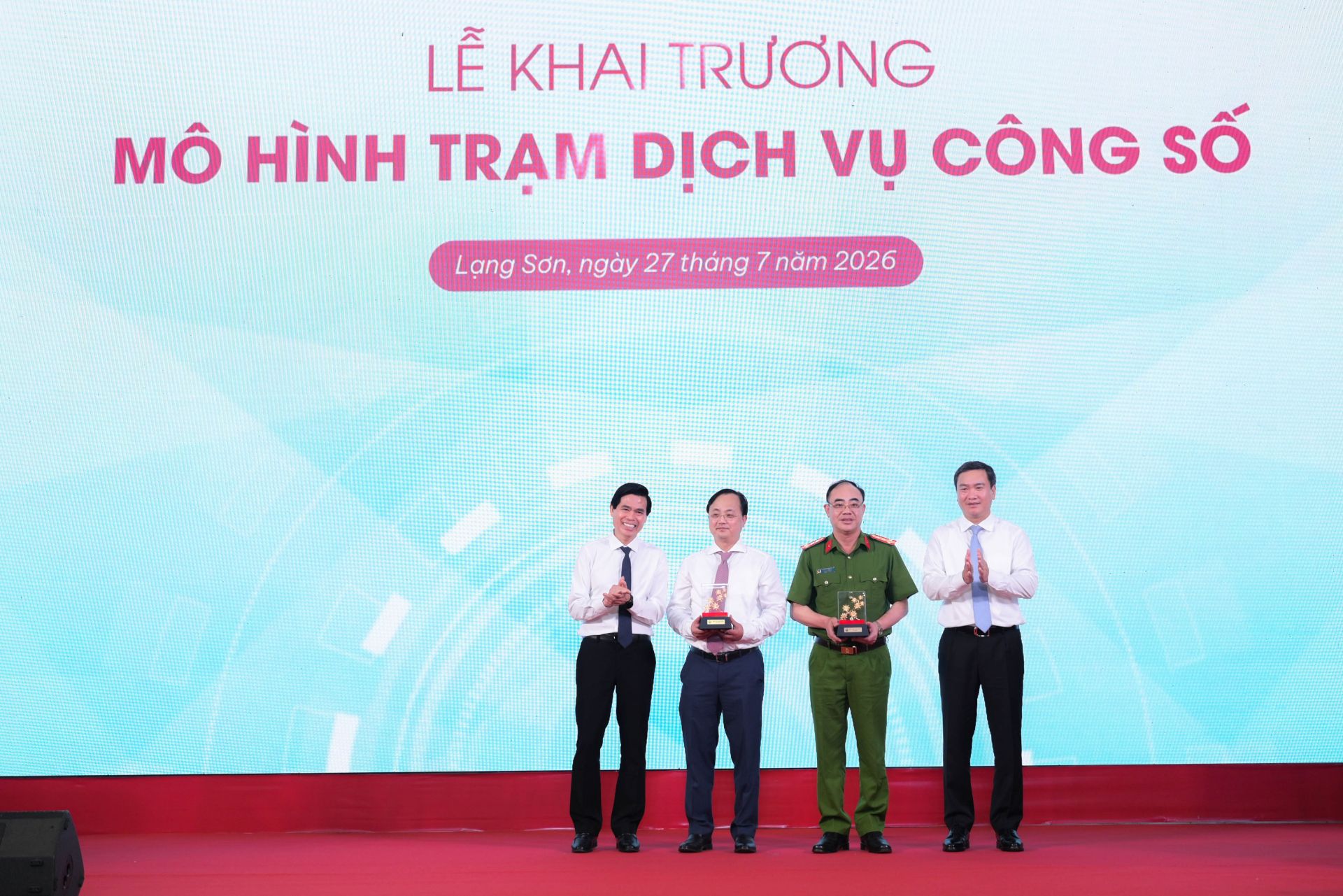 Đồng ch&iacute; Ho&agrave;ng Quốc Kh&aacute;nh - Ủy&nbsp;vi&ecirc;n Trung ương Đảng, B&iacute; thư Tỉnh ủy Lạng Sơn (ngo&agrave;i c&ugrave;ng b&ecirc;n phải) v&agrave; đồng ch&iacute; Nguyễn Cảnh To&agrave;n -&nbsp;Ph&oacute; B&iacute; thư Tỉnh ủy, Chủ tịch UBND tỉnh Lạng Sơn (ngo&agrave;i c&ugrave;ng b&ecirc;n tr&aacute;i) trao qu&agrave; lưu niệm cho đồng ch&iacute; T&ocirc; Huy Vũ - B&iacute; thư Đảng ủy, Chủ tịch HĐTV Agribank v&agrave; đồng ch&iacute; Đại t&aacute; Trần Hồng Ph&uacute; - Ph&oacute; B&iacute; thư Đảng uỷ, Ph&oacute; Cục trưởng Cục Cảnh s&aacute;t quản l&yacute; h&agrave;nh ch&iacute;nh về trật tự x&atilde; hội, Bộ C&ocirc;ng an