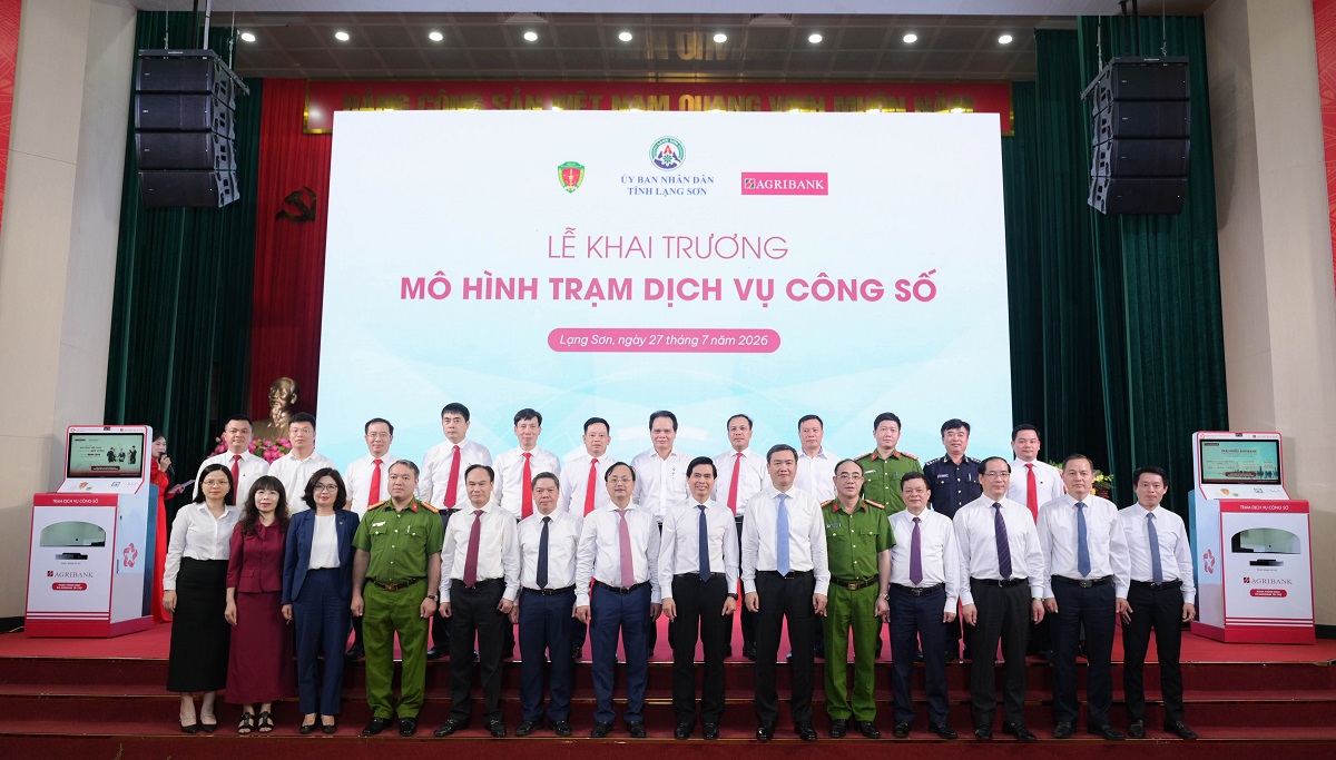 C&aacute;c đại biểu đại diện c&aacute;c đơn vị&nbsp;chụp ảnh lưu niệm