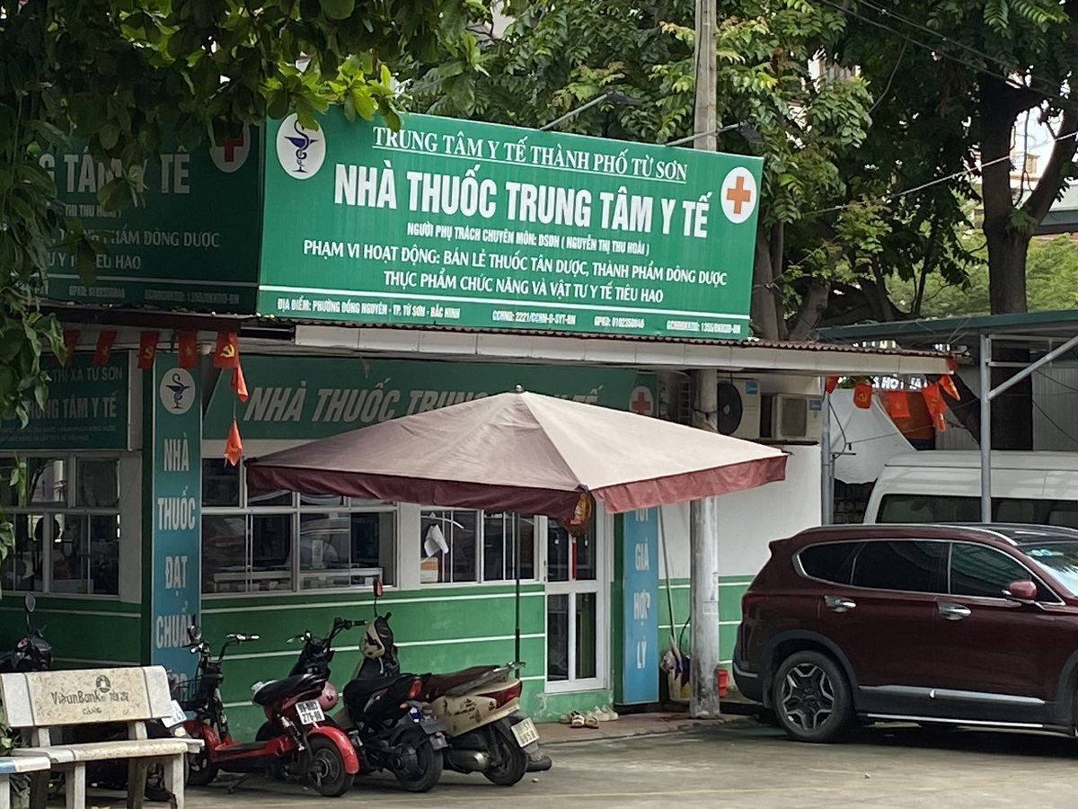 Quầy thuốc nằm trong khu&ocirc;n vi&ecirc;n bệnh viện