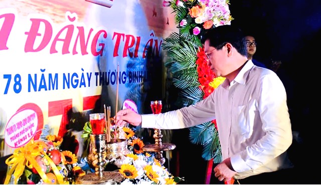 Ủy vi&ecirc;n thường vụ - Ph&oacute; Chủ tịch Thường trực HĐND thành ph&ocirc;́ Trần Phước Sơn d&acirc;ng hương tưởng niệm c&aacute;c Anh h&ugrave;ng liệt sĩ tại Cồn Mi&ecirc;̃u. Ảnh: Kim Hiếu