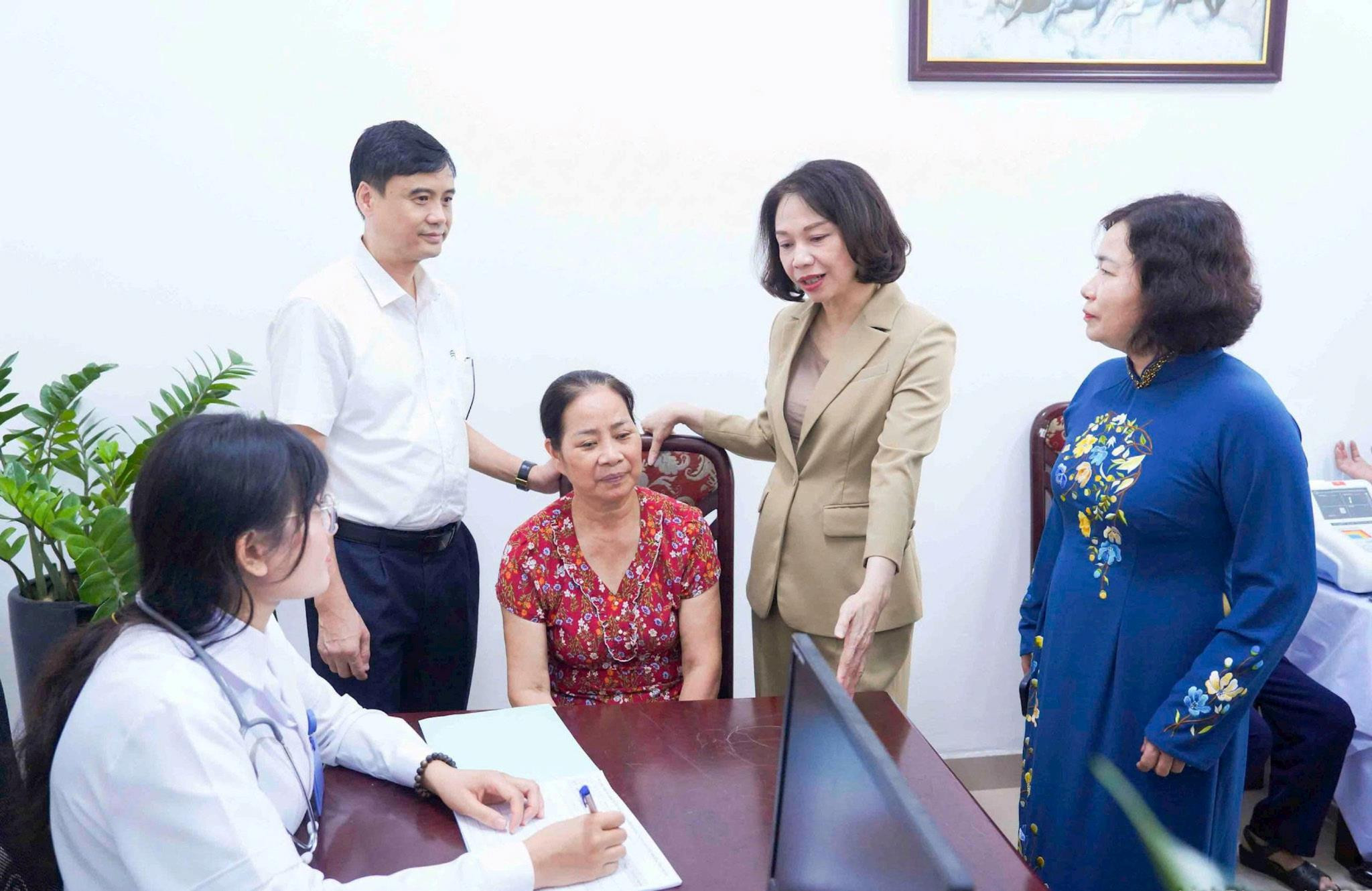 Ph&oacute; Chủ tịch UBND th&agrave;nh phố Vũ Thu H&agrave; tr&ograve; chuyện, t&igrave;m hiểu về quy tr&igrave;nh vận h&agrave;nh m&ocirc; h&igrave;nh. Ảnh: Linh Phạm