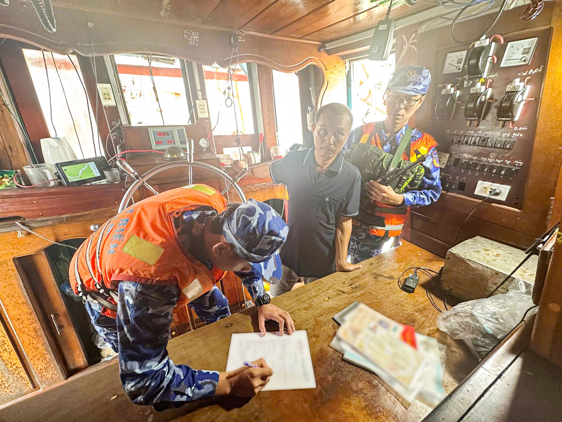 Vùng Cảnh sát biển 4 bắt giữ tàu cá có dấu hiệu giả số hiệu, vận chuyển 50 tấn thủy sản trái phép