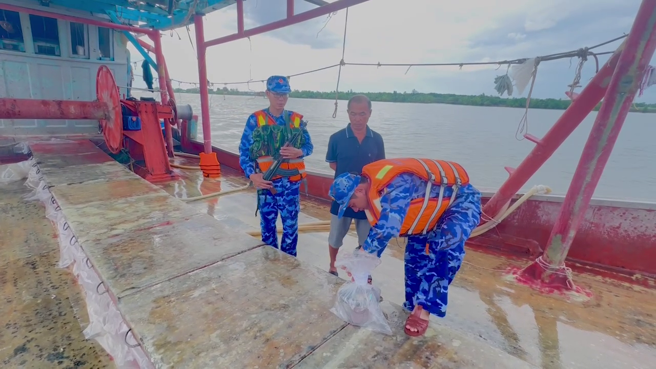 Lực lượng chức năng Bộ Tư lệnh V&ugrave;ng Cảnh s&aacute;t biển 4 ni&ecirc;m phong h&agrave;ng h&oacute;a tr&ecirc;n t&agrave;u c&aacute; vi phạm.