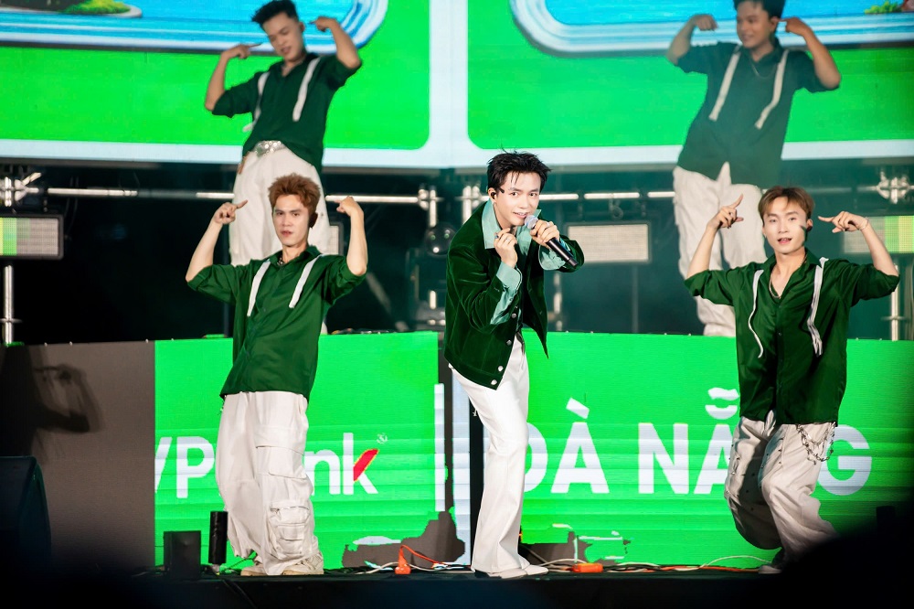 M&agrave;n song ca của S.T Sơn Thạch v&agrave; B&ugrave;i C&ocirc;ng Nam nhận được sự hưởng ứng nồng nhiệt từ kh&aacute;n giả