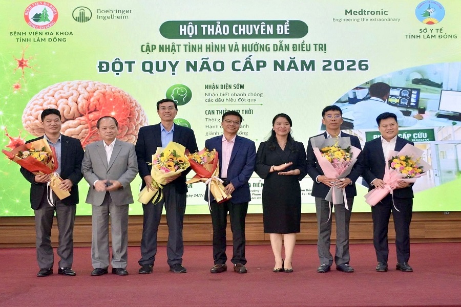 B&agrave; Huỳnh Thị Phương Duy&ecirc;n, Gi&aacute;m đốc Sở Y tế v&agrave; &ocirc;ng Nguyễn Xu&acirc;n Tạo, Gi&aacute;m đốc BVĐK tỉnh tặng hoa cho c&aacute;c b&aacute;o c&aacute;o vi&ecirc;n tại hội thảo.