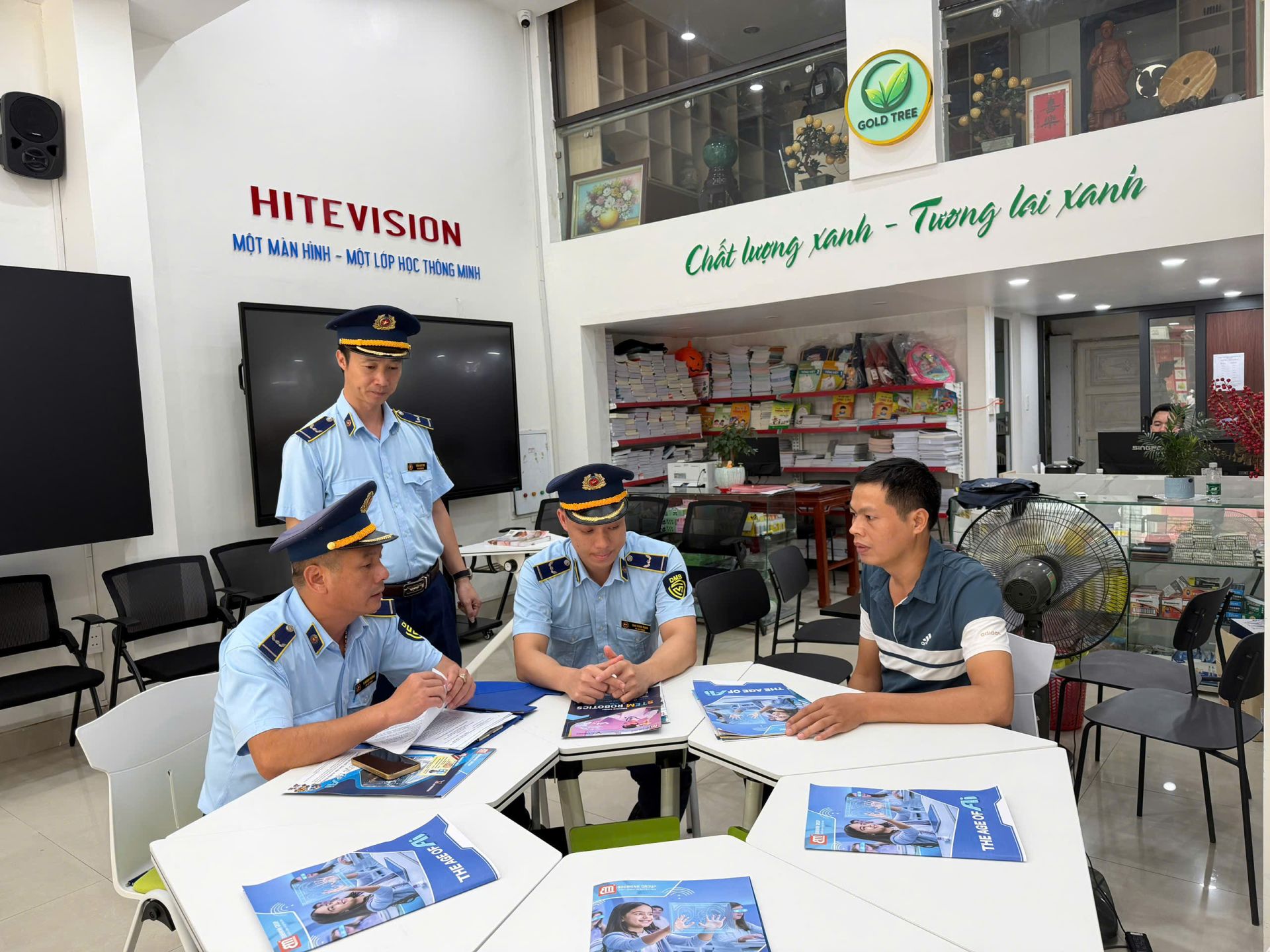 C&ugrave;ng với c&ocirc;ng t&aacute;c kiểm tra, Đội QLTT số 1 đ&atilde; th&agrave;nh lập tổ c&ocirc;ng t&aacute;c tiến h&agrave;nh r&agrave; so&aacute;t, nắm t&igrave;nh h&igrave;nh địa b&agrave;n v&agrave; tổ chức tuy&ecirc;n truyền